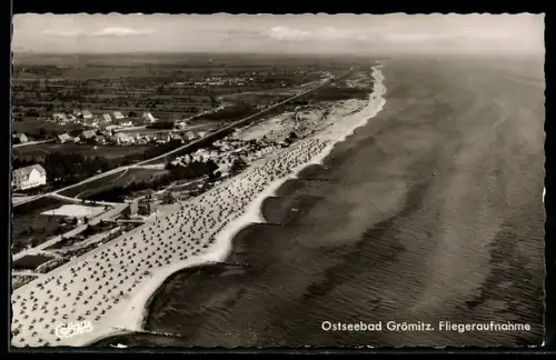 AK Grömitz, Fliegeraufnahme Strand und Promenade
