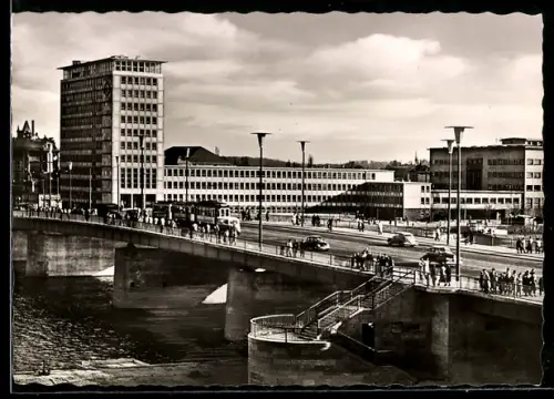 AK Frankfurt-Sachsenhausen, Friedensbrücke, Hochhaus, Strassenbahn, Fussgängertreppe