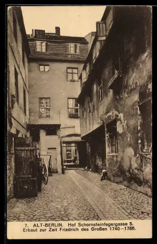 AK Berlin, Hof Schornsteinfegergasse 5, erbaut zur Zeit Friedrich des Grossen 1740-1786