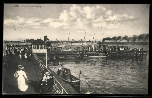 AK Kiel, Reventloubrücke mit Passanten