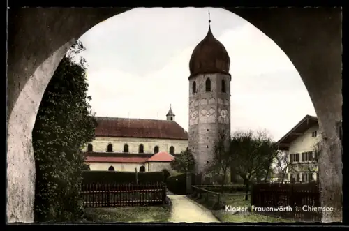 AK Frauenwörth i. Chiemsee, Kloster durch Tor gesehen