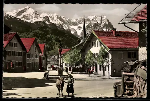 AK Garmisch-Partenkirchen, Floriansplatz mit Denkmal
