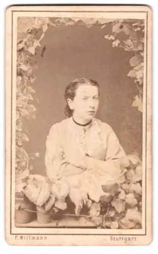 Fotografie F. Willmann, Stuttgart, Marienstrasse 12, Porträt einer jungen Frau mit Pflanzen / Studiokulisse