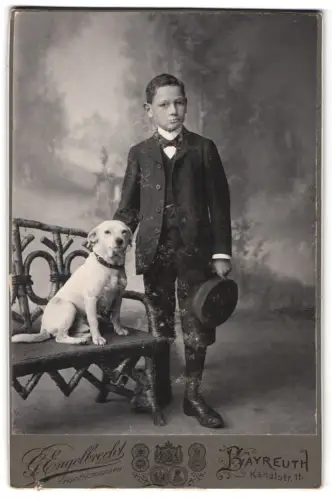Fotografie G. Engelbrecht, Bayreuth, Kanalstrasse 11, Junger Knabe mit seinem Hund auf Bank