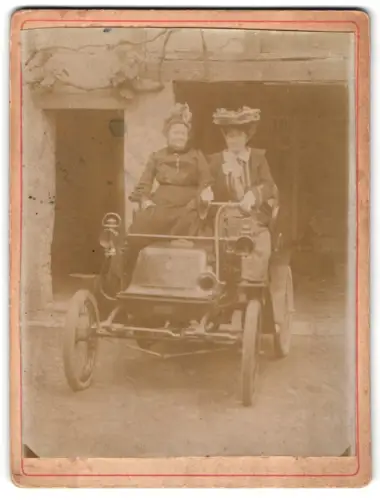 Fotografie unbekannter Fotograf und Ort, Damen in einem frühen Automobil