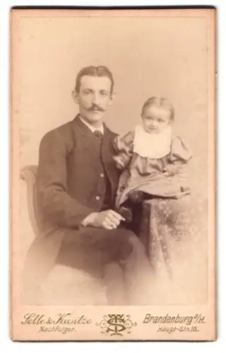 Fotografie Selle & Kuntze, Brandenburg an der Havel, Hauptstr. 16, Vater mit kleiner Tochter