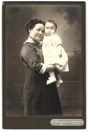 Fotografie H. Heesemann, Dockenhuden, Charlottenstrasse 3, junge Mutter mit Kind auf dem Arm, Mutterglüc