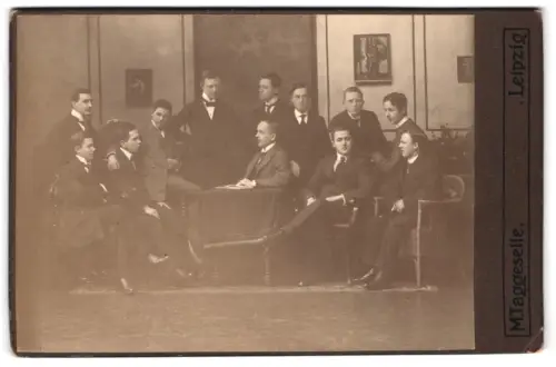 Fotografie Max Taggeselle, Leipzig, Zeitzerstrasse 23, Gruppe jungen Studenten in einem eleganten Raum