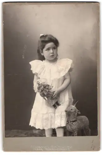 Fotografie J. Engelmann, Posen, Wilhelm-Strasse 8, Mädchen mit Spielzeugpuppe und Stoffreh