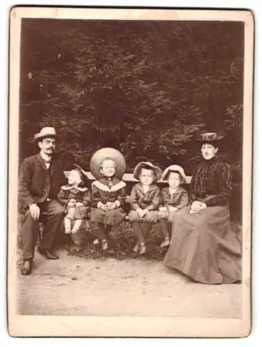 2 Fotografien unbekannter Fotograf und Ort, Familie im Freien auf einer Bank, Sonntagsausflug, 1906