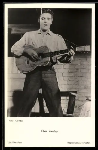 AK Musiker Elvis Presley mit Gitarre