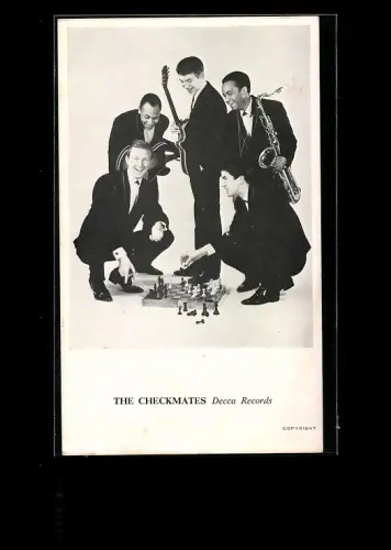 AK Musiker The Checkmates bei einer Schachpartie