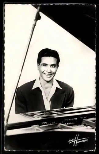 AK Musiker Gilbert Becaud am Klavier