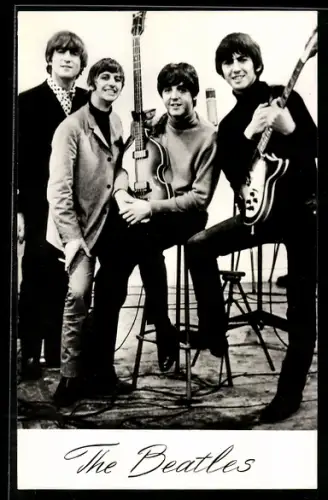 AK Musiker The Beatles, Gruppenbild mit Instrumenten