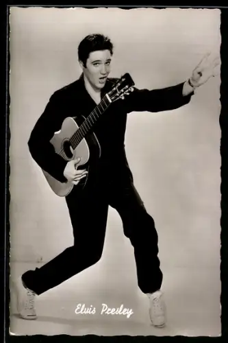 AK Schauspieler und Sänger Elvis Presley mit Gitarre