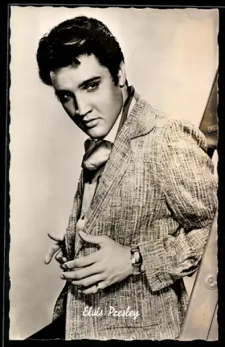 AK Musiker Elvis Presley im eleganten Sakko