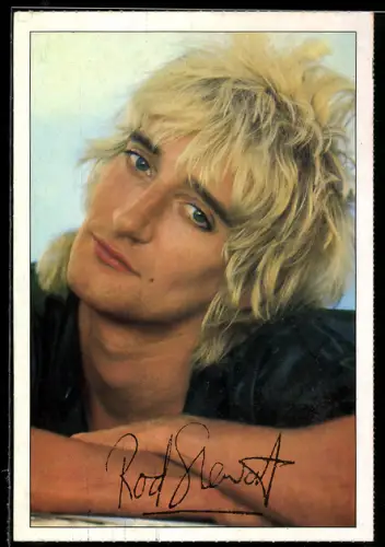 AK Musiker Rod Stewart mit verschränkten Armen porträtiert