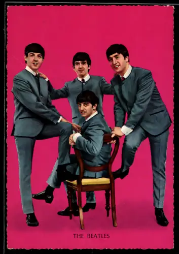 AK Musikerder Band The Beatles posieren in Anzügen an einem Stuhl