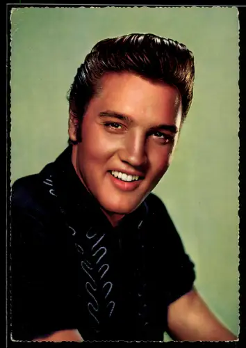 AK Musiker Elvis Presley mit pomadisierter Tolle und verziertem Hemd