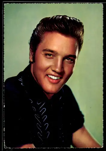 AK Musiker Elvis Presley mit pomadisierter Tolle und verziertem Hemd