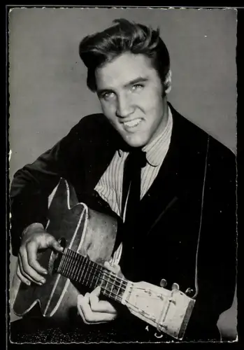 AK Musiker Elvis Presley mit Gitarre in die Kamera lächelnd