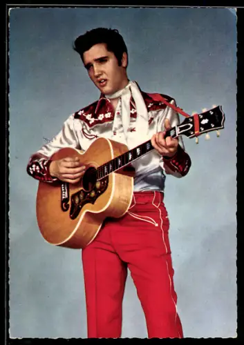 AK Musiker Elvis Presley mit Gitarre singend