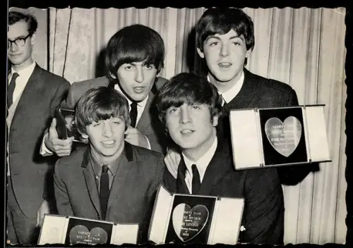 AK Musiker der Band the Beatles freuen sich über eine Auszeichnung