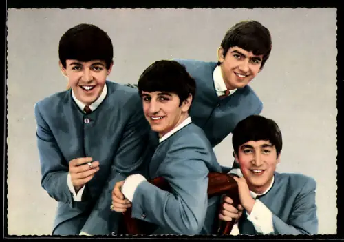 AK Musiker der Band the Beatles posieren in blauen Anzügen