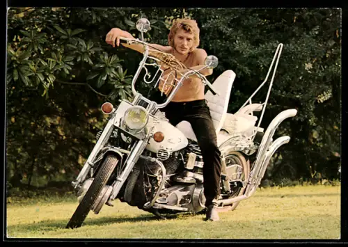AK Musiker Johnny Hallyday posiert oberkörperfrei auf einer Harley