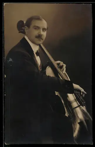 AK Mann spielt auf dem Cello