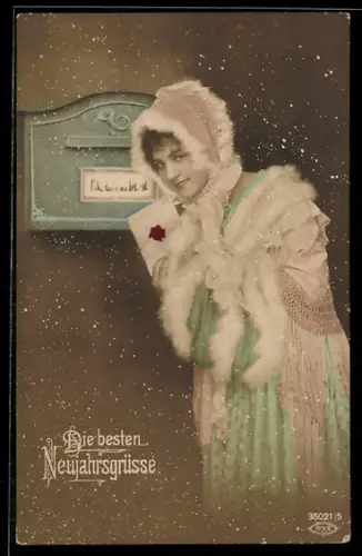 AK Junge Dame wirft einen Brief in den Briefkasten