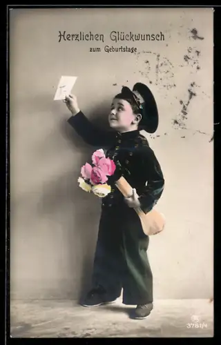 AK Junger Page bringt Blumen und Brief, Glückwunsch zum Geburtstag