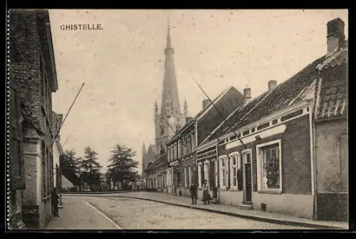 AK Ghistelle, Strassenpartie mit Kirche und Häuserreihe
