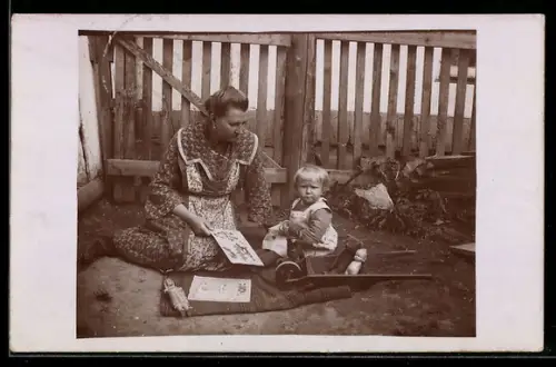 Foto-AK Mutter sitzt mit ihrem Kind im Garten, Teddy und Puppe