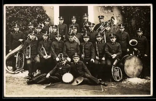Foto-AK Männer in Uniformen posieren mit Blasinstrumenten