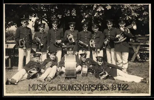 AK Musikanten des Übungsmarsches posieren mit ihrem Instrumenten 1922