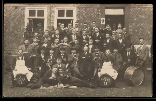 Foto-AK Gruppe posiert mit Blasinstrumenten 1927