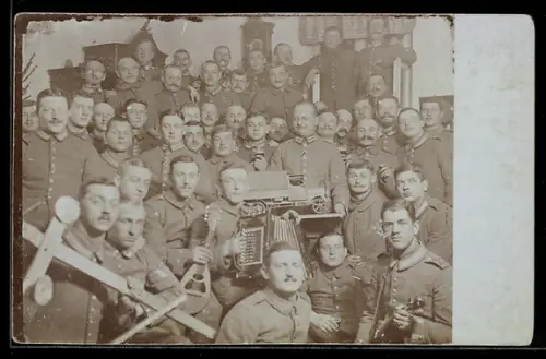 Foto-AK Soldaten mit Akkordeon, Modellauto und Geige