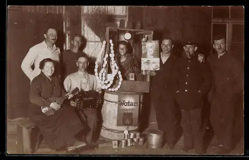 Foto-AK Gruppe mit Akkordeon und Laute, Reklame Wotan