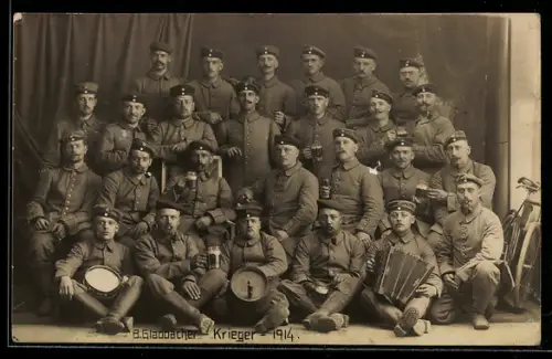 Foto-AK Soldaten aus Gladbach posieren mit Akkordeon und Bierfass 1914