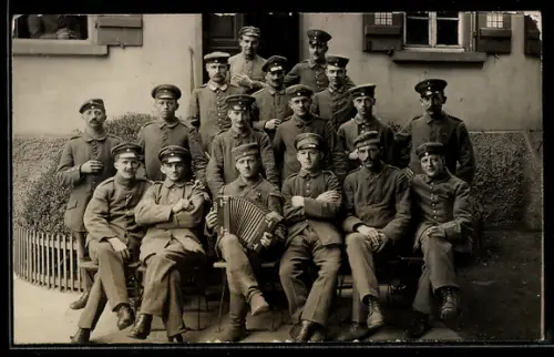Foto-AK Gruppe Soldaten mit Akkordeon