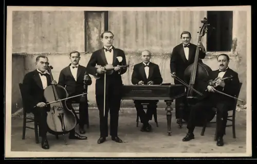 Foto-AK Gruppe posiert mit Geige und Cello