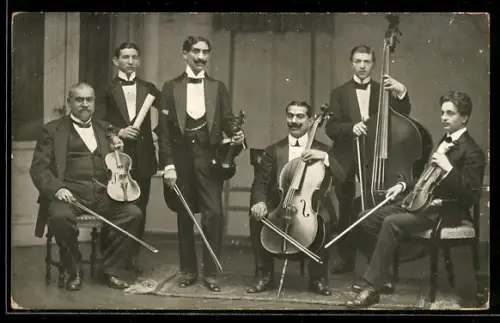 AK Musikanten posieren mit Geigen und Cellos
