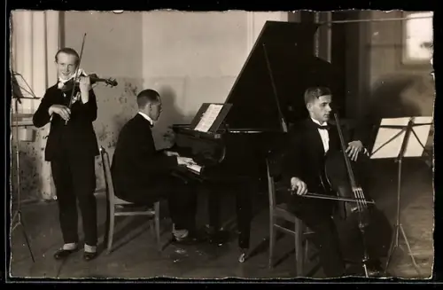 AK Drei Musikanten mit Geige, Cello und Klavier