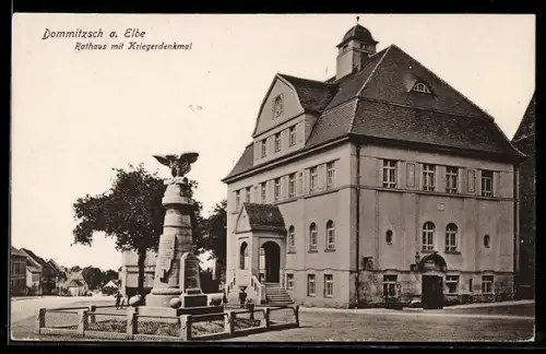 AK Dommitzsch a. Elbe, Rathaus, Kriegerdenkmal