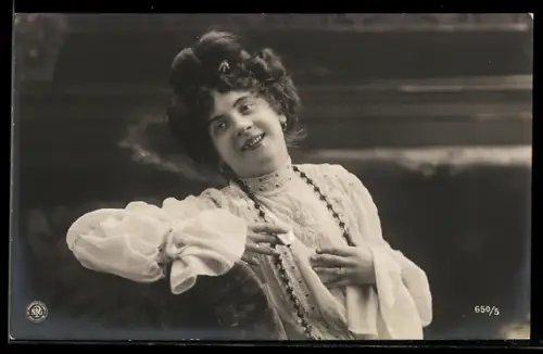 Foto-AK NPG Nr. 650/5: Lachende junge Dame mit Zigarette