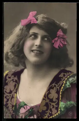 Foto-AK NPG Nr. 1231: Lächelndes Mädchen mit Haarschleifen