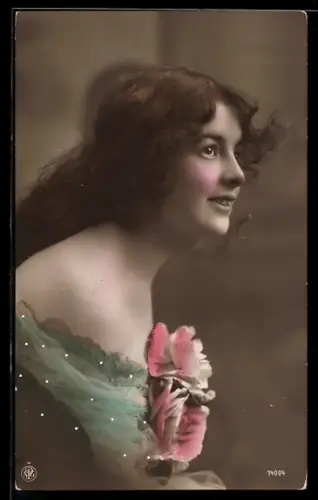 Foto-AK NPG Nr. 14004: Junges Mädchen mit Ansteckblume am Ausschnitt