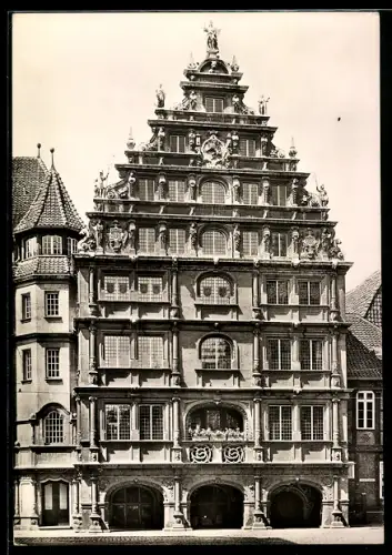 Foto-AK Deutscher Kunstverlag, Nr. 44: Braunschweig, Gewandhaus Ostseite, Links neuzeitlicher Anbau