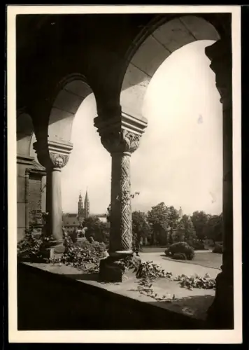 Foto-AK Deutscher Kunstverlag, Nr. 27: Goslar, Kaiserpfalz, Blick aus den romanischen Arkaden auf den Ort